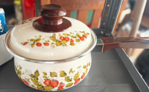 Vintage small stockpot w/ lid with strawberry