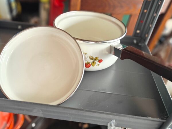 Vintage small stockpot w/ lid with strawberry - Image 2