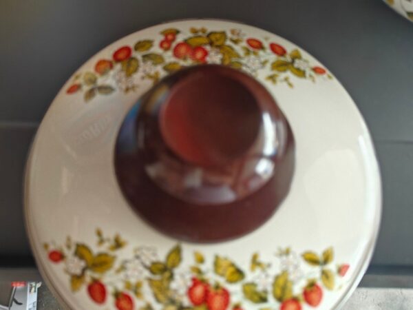 Vintage small stockpot w/ lid with strawberry - Image 4